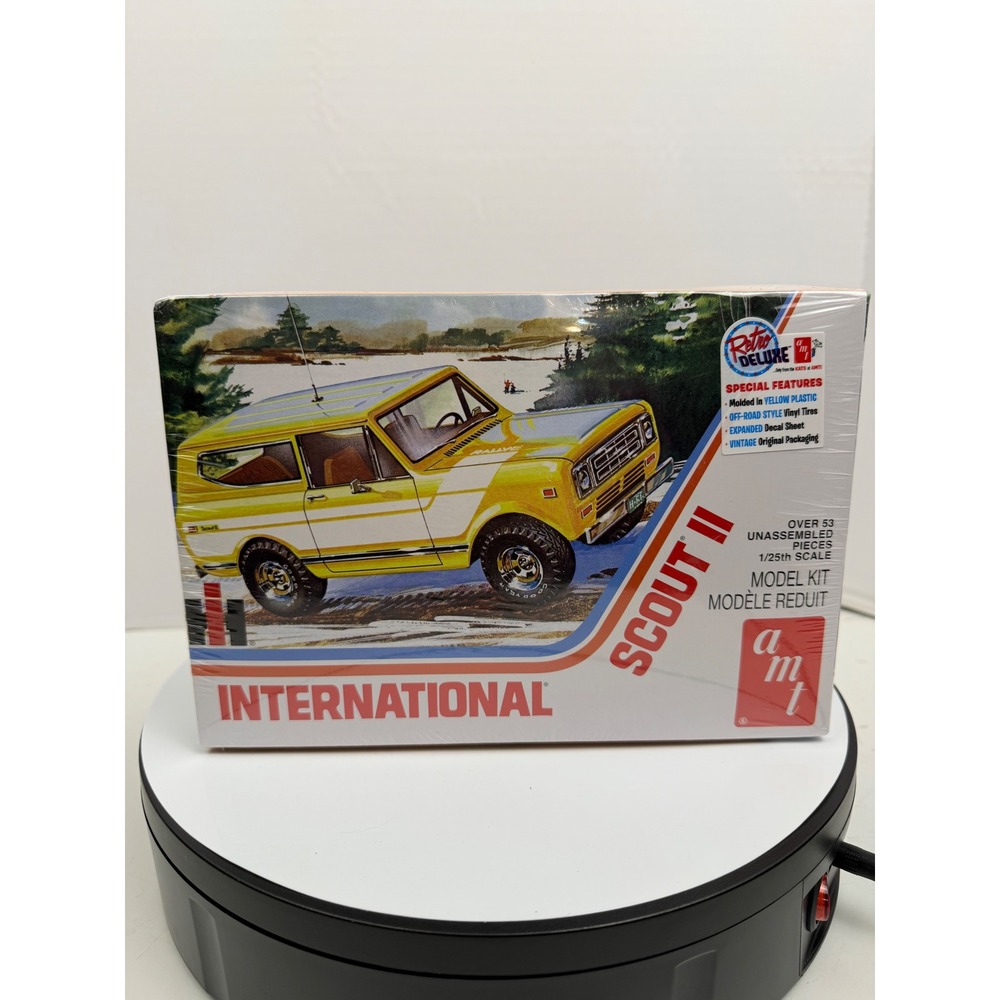 AMT International Scout II 1/25 Scale Model Kit Yellow Plastic Retro Deluxe 1248